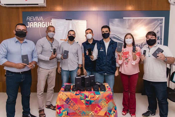 Prefeito JHC entrega celulares para conselheiros e modernização chega aos Conselhos Tutelares