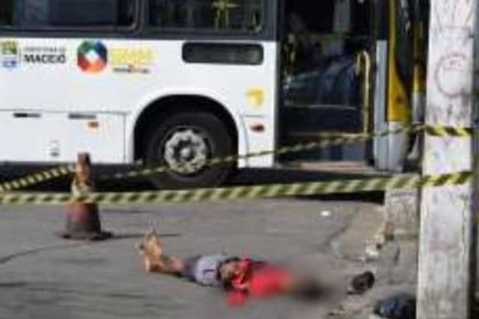 Vítima, que não foi identificada, foi morta com disparos de armas de fogo e golpes de arma branca.