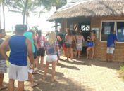 Turistas fazem fila para justificar voto em Maceió