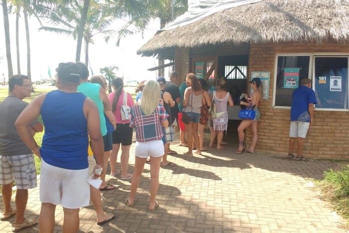 Turistas fazem fila para justificar voto em Maceió