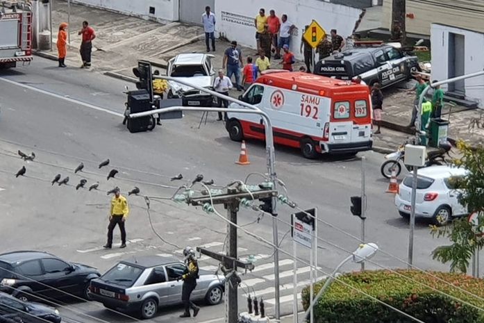 Viatura da Polícia derruba muro após colidir com carro de passeio na Fernandes Lima; veja vídeo