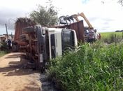 Carregado de cana, caminhão tomba e por pouco não provoca tragédia