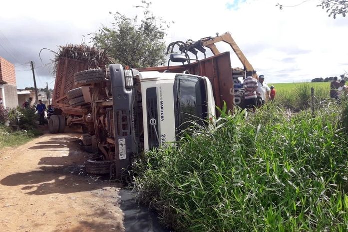 Carregado de cana, caminhão tomba e por pouco não provoca tragédia