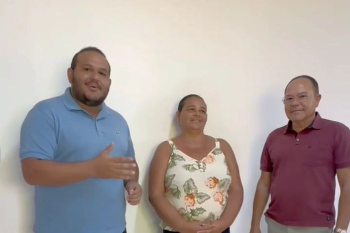 Prefeito de Matriz do Camaragibe entrega casa nova para Dona Nana