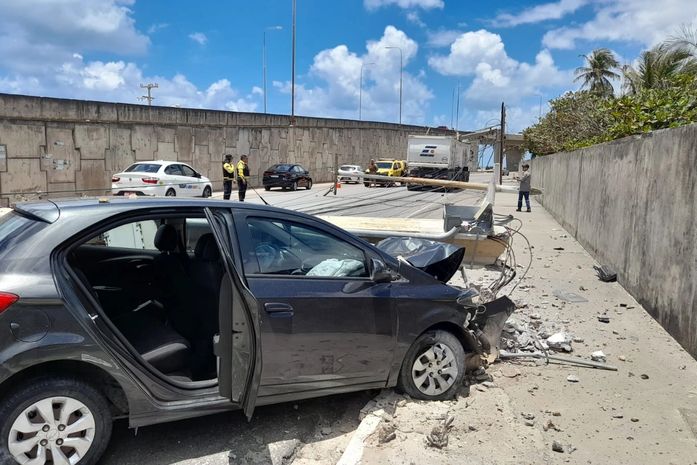 Colisão entre carro e carreta derruba três postes na Av. Assis Chateaubriand