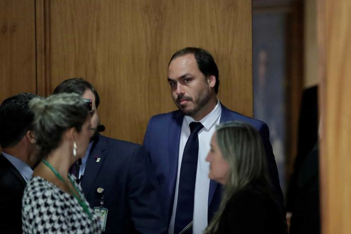 Carlos deu cargo a 'faz-tudo' da família que foi laranja de militar