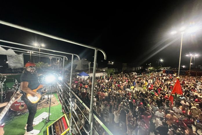 Carna Branquinha: bloco Vou Furar arrastou multidão neste sábado