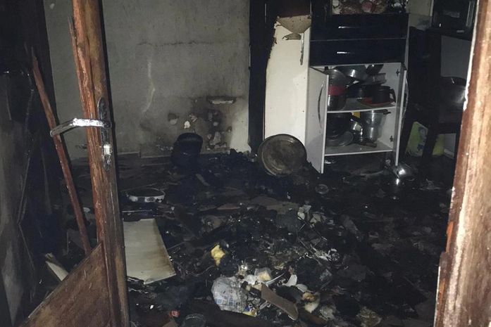 Cozinha da casa foi destruída pelas chamas