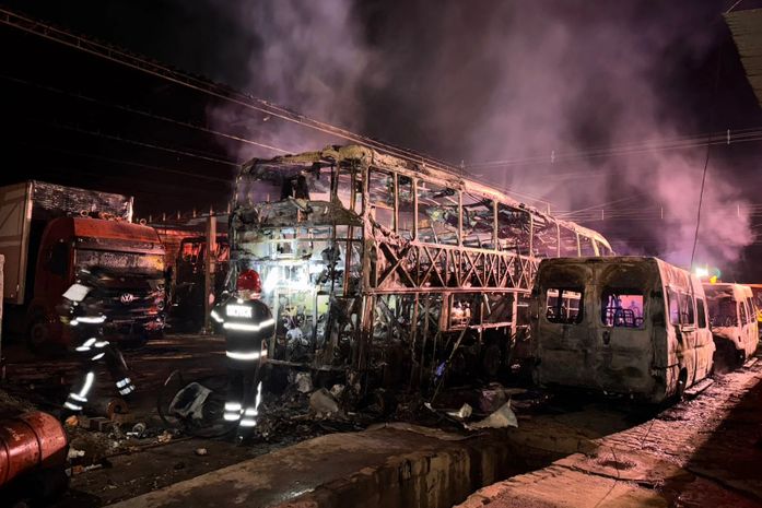 Incêndio atinge garagem de veículos e destrói ônibus e vans no interior de AL; veja as imagens