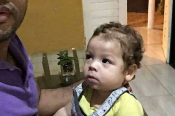 Família de menino com síndrome faz campanha para arrecadar doações para comprar cadeiras de rodas de R$ 18 mil