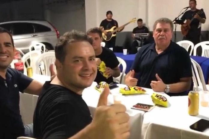 A cerveja, a pipoca e o governador: a foto que viralizou!