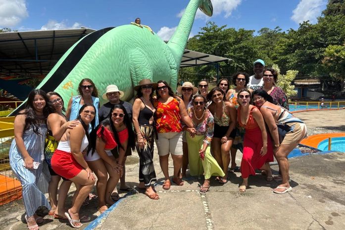 Professores e diretoria da escola tri-campeã no IDEB de Maceió têm confraternização de final de ano no maior Parque Aquático de AL