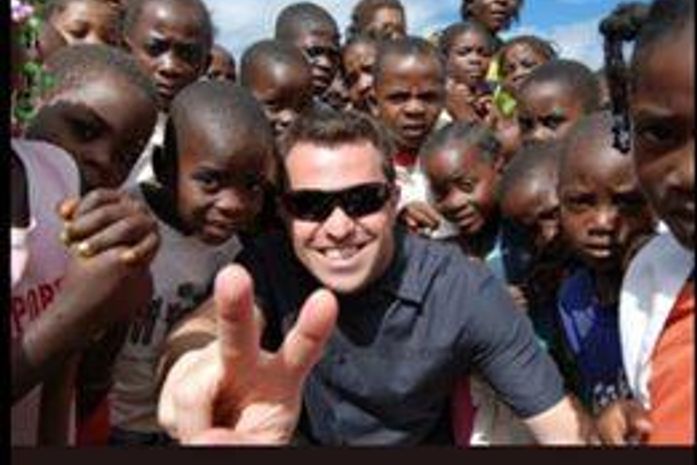 Para provar que não é racista, Rodrigo Bocardi posta foto com crianças africanas,no perfil do no twitter.