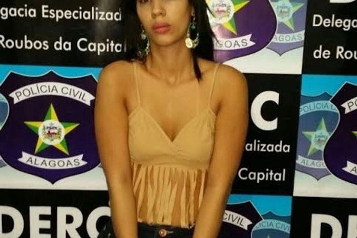 Mulher é presa dentro de delegacia com produtos roubados