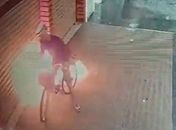 Homem ateou fogo nas portas do estabelecimento.