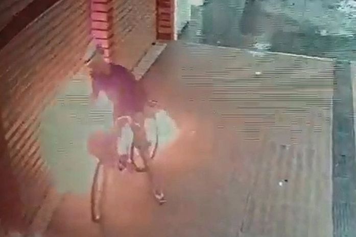 Homem ateou fogo nas portas do estabelecimento.