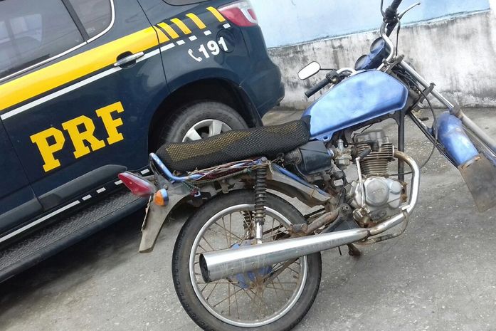 Motocileta foi apreendida com o suspeito