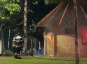 Incêndio atinge contador de quiosque turístico na orla da Pajuçara; veja o vídeo