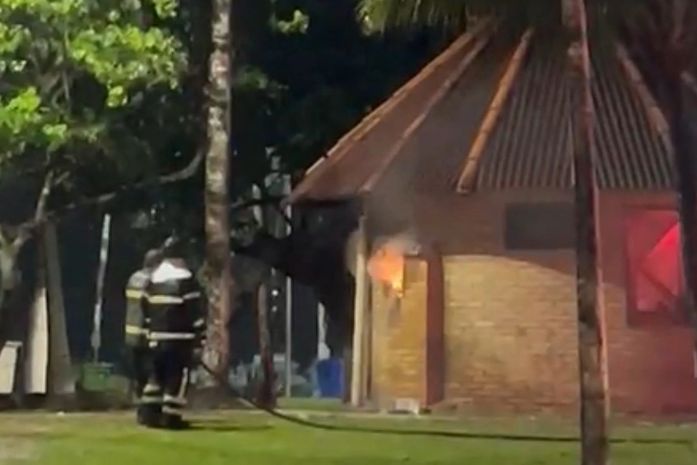Incêndio atinge contador de quiosque turístico na orla da Pajuçara; veja o vídeo