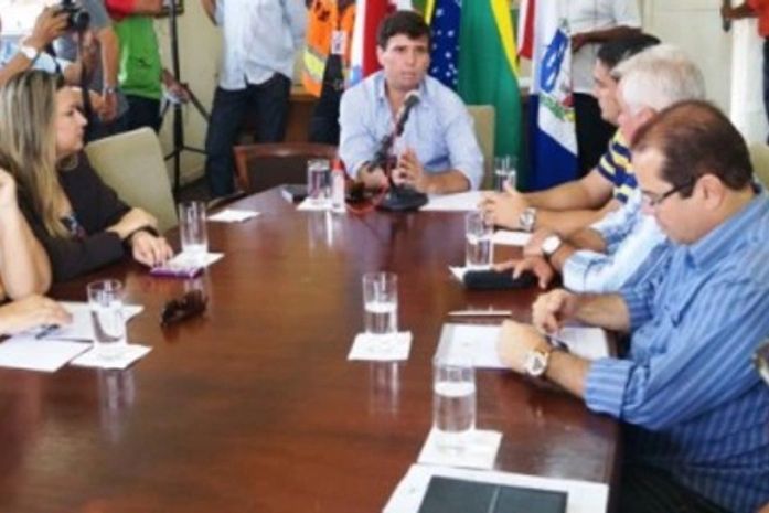 Para enfrentar crise, prefeito de Penedo demite comissionados e cancela festa religiosa