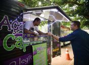 Alimentação fora de casa pesa no orçamento de quem mora nas cidades, revela pesquisa.