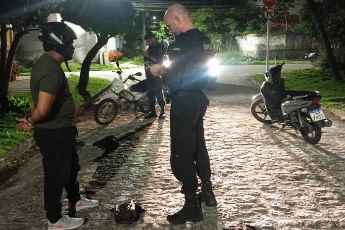 Dupla é presa após furtar motocicleta em estacionamento de shopping na parte baixa de Maceió