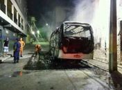 Veículo ficou totalmente destruído pelas chamas