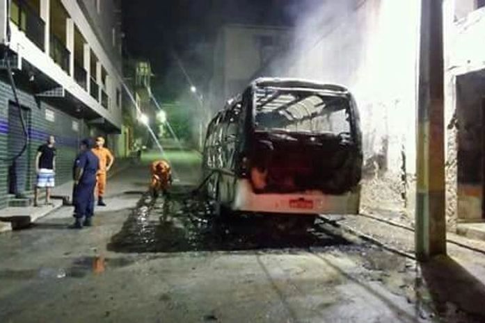 Veículo ficou totalmente destruído pelas chamas