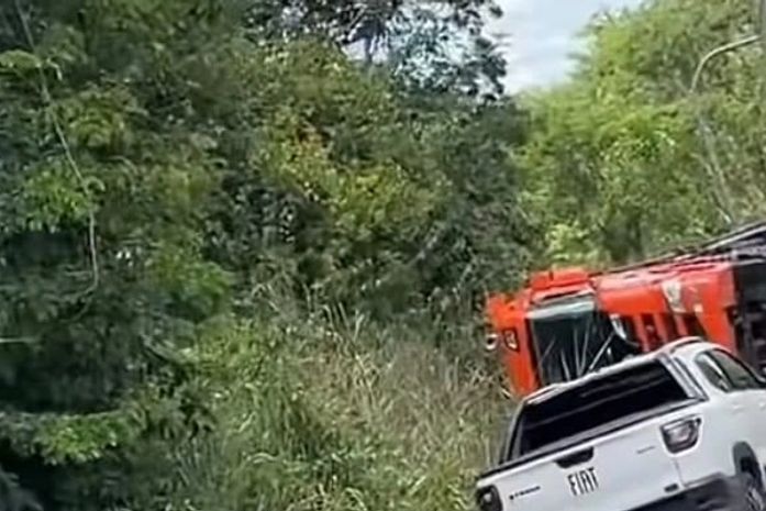 Carreta tomba e mobiliza PRF na BR-316, em Atalaia