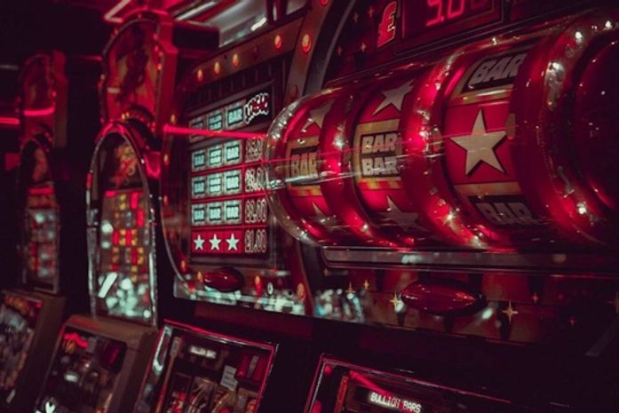 Qual é a importância de um bom atendimento ao cliente em um cassino online?