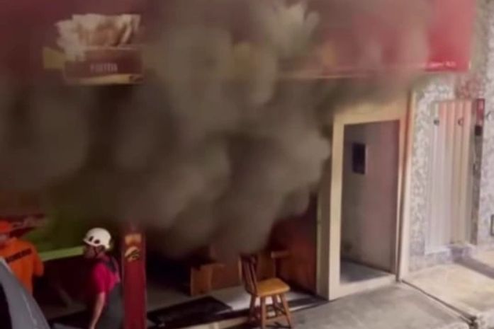 Bombeiros são acionados para controlar incêndio em lanchonete