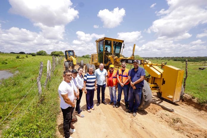 Prefeita Tia Júlia realiza visita estradas da zona rural que integram o programa Estrada Boa, em Palmeira dos Índios
