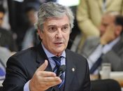 Senador Fernando Collor preside a Comissão