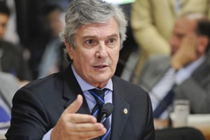 Senador Fernando Collor preside a Comissão