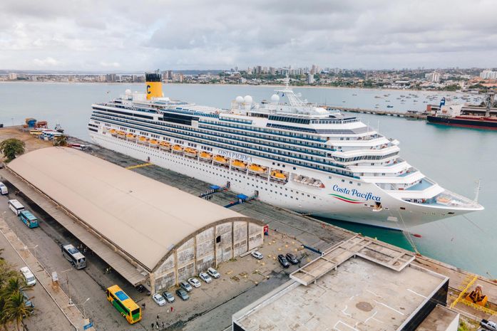 Primeiro navio da temporada 24/25 de cruzeiros chegou em Alagoas nesta segunda (18)