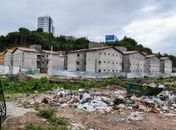 Famílias de baixa renda ocupam terrenos e prédios abandonados