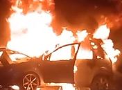 Carro pega fogo após colisão com poste na parte alta de Maceió