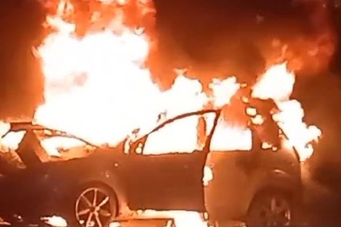 Carro pega fogo após colisão com poste na parte alta de Maceió