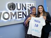 A alagoana na sede da ONU, em Nova York, ao lado de Phumzile Mlambo, diretora-executiva da entidade.