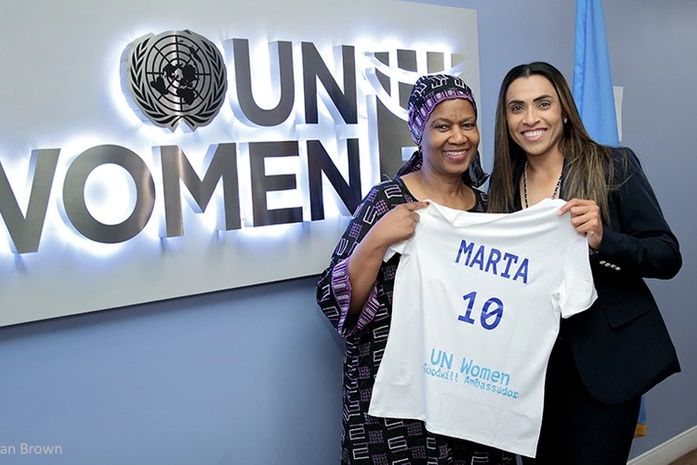 A alagoana na sede da ONU, em Nova York, ao lado de Phumzile Mlambo, diretora-executiva da entidade.