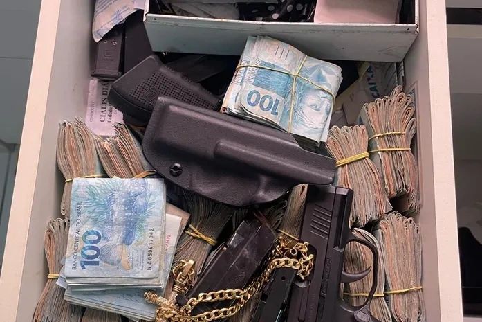 PF prende pessoa por porte ilegal de arma em operação contra desvios na saúde de AL