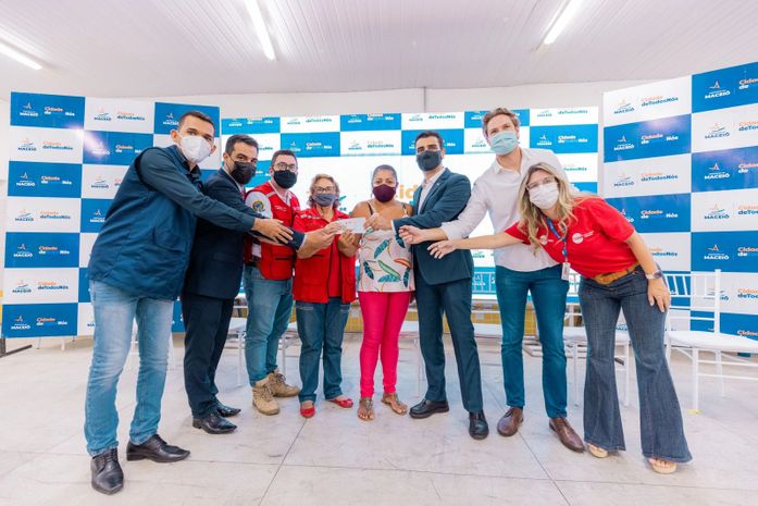 Prefeito JHC entrega tíquete alimentação de R$ 400 a mais de 600 famílias