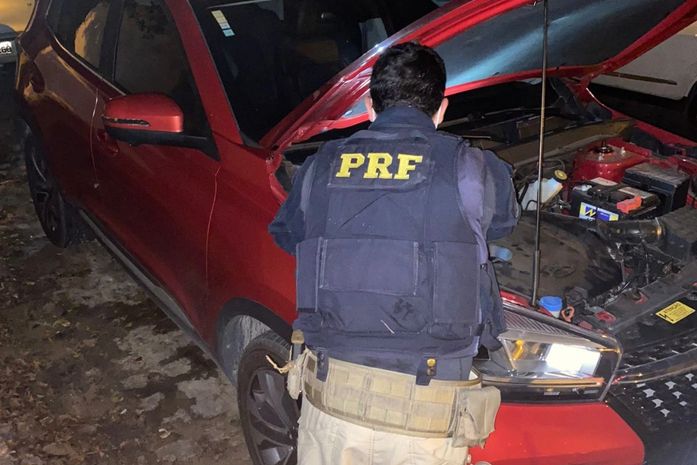 PRF em Alagoas prende homem trafegando em veículo roubado na BR-104