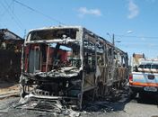 Ônibus é incendiado durante a madrugada