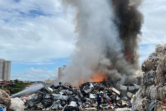 Princípio de incêndio atinge ferro velho na parte alta de Maceió