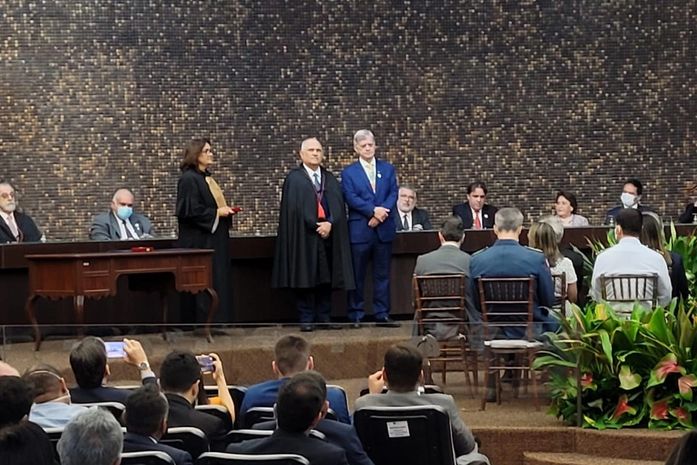 Kléver Loureiro recebe homenagem