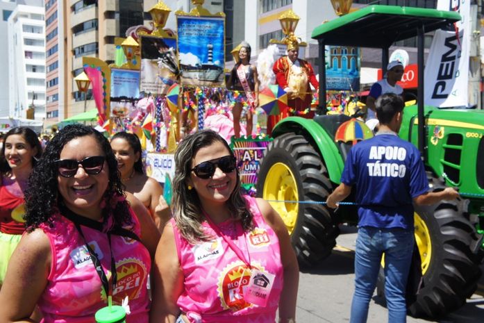 Fantasias de foliões são destaque nas prévias de carnaval em Maceió.