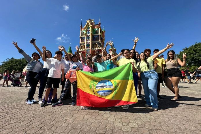 Prefeitura de Pilar leva alunos ao Beto Carrero World e Pratagy Acqua Park em comemoração ao Mês das Crianças