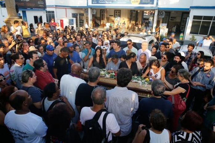 Corpo da vereadora Marielle Franco foi sepultado no Cemitério do Caju