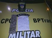 Tablete de maconha e carta escrita no sistema prisional foram apreendidas pela polícia.